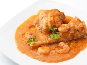 Rape con langostinos al azafrán