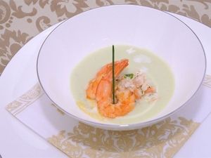 Vichyssoise de aguacate con langostinos