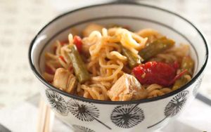 Noodles de pollo, esparragos y pimiento