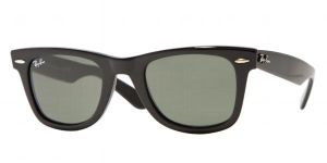 Derrière ses lunettes noires