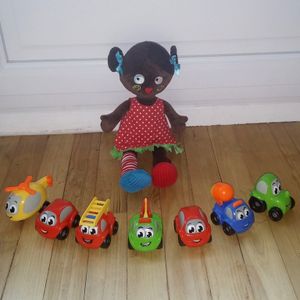 Une fille, une poupée et des petites voitures