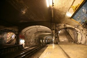 Réhabilitation de lieux improbables à Paris et Londres.