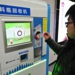 Quand les bouteilles en plastique sont une monnaie d'échange