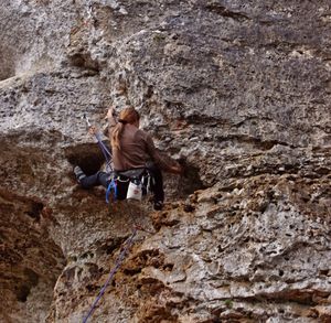 Le long de la Boivre : Béruges et ses falaises orangées