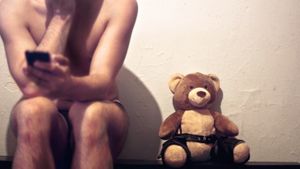 Grindr et Addiction: Il m'aime un peu, beaucoup, online, ou pas du tout..