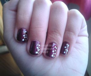 Ongles violet-prune avec des pois