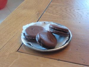 Les macarons au chocolat.