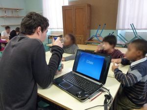 Des écoliers à l'eau