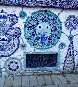 Quand Aracine prend racine en ville, clin d'oeil à l'art brut