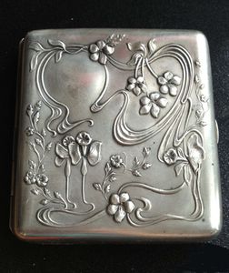 Boîte à cigarettes style Art Nouveau avec fleurs
