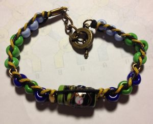 Lien noué avec perles, bracelet et porte-clé
