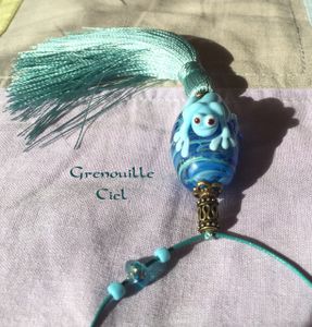 Perle au chalumeau surmontée d'une grenouille