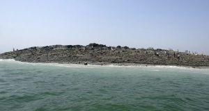 «Une île sortie qui est sorti de sous les eaux»