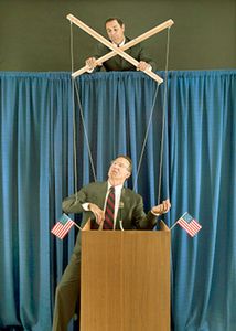 L'individu se retrouve handicapé face à une conspiration si monstrueuse qu'il ne peut pas croire qu'elle existe... » Hedgar Hoover, ex directeur du FBI