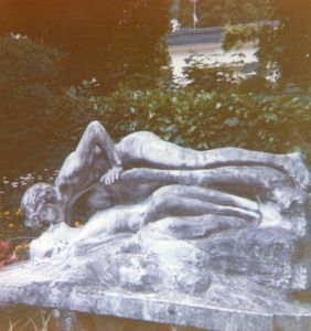 Le baiser, statue au parc du casino de Luchon