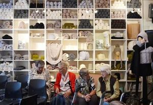 "Cherche mamies ambitieuses aimant le tricot" (Courrier International)