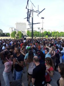 Dansons la salsa en plein air