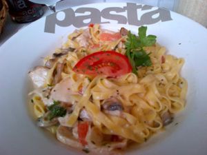 Tagliatelles fraîches à la crème, aux champignons et à la tomate
