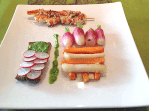 Crevettes et son duo de radis croquants et ses carottes glacées, pesto de fanes de radis sur pain grillé