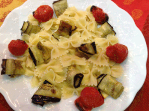 Farfales aux aubergines grillées et tomates