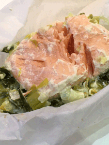 Saumon sauvage sur lit de poireaux en papillote