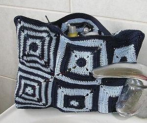 Une trousse de toilette en granny square