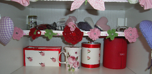 Une guirlande de fleurs et de papillons en laine