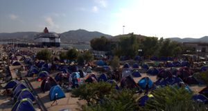 Réfugiés sur le port de Mytilène.
