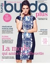 La grosse, élégante, qui coud, qui réfléchit et qui sourit