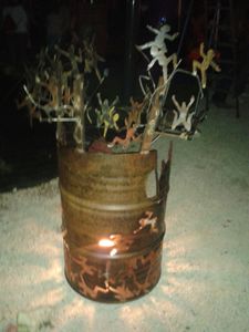 "Flor-essence" une sculpture, un brasero sur une base de bidon d'huile de vidange.
