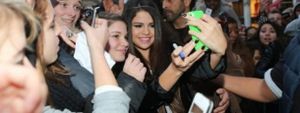 Selena Gomez a beau être en tournée, elle n'en oublie pas pour autant ses millions de Selenators, bien au contraire. Elle déclare même : "Mes fans sont ma vie, jamais je ne les décevrai.yaya et sassou vous dit tout