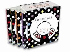 petite bibliothèque en noir et blanc