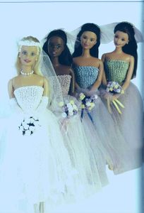 Tricoter une robe de mariée pour poupée mannequin