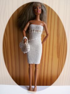 Barbie s'habille pour le mariage de son amie