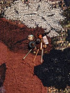 détails tissu punché, dentelles appliquées, perles cousues