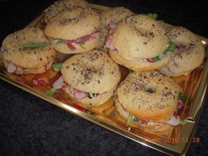 Bagel maison rosette beurre de cornichon et radis