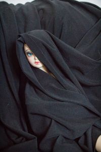 Des portraits mystérieux avec un bout de tissu