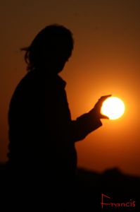 Petit-Frère capture le soleil
