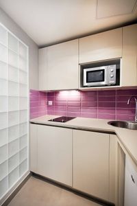Cuisine sur mesure pour un petit espace. Pas de place perdue !