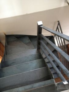 Rénovation d'une maison ; l'escalier en serrurerie est posé...