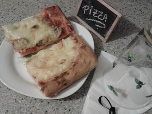 PIZZA moitié sauce tomate et champignons - fromages, moitié crème fraîche-mascarpone et mozzarela