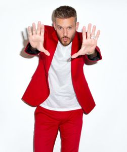 M.Pokora : découvrez son nouveau clip "Voir la nuit s’emballer" !