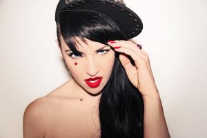 Tara McDonald présente le clip de "Happy Hour" !