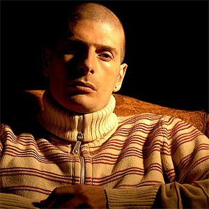 Akhenaton : découvrez son nouveau clip "Souris, encore ..." !