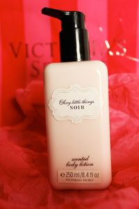 Victoria, n'a pas que de jolies sous-vêtements, elle sent bon aussi!
