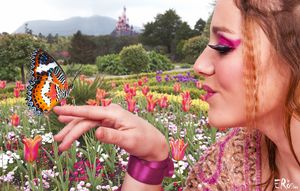 Aurore Clochette et le papillon dans le jardin magique