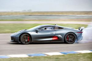 Jaguar C-X75 prend la pose
