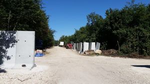 Mur de béton autour du bois Lejuc