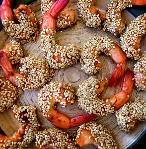 Crevettes au miel, enrobées de sésame.