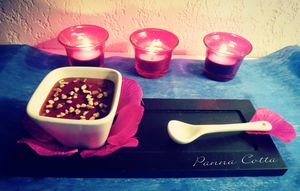Panna Cotta au coulis de caramel et ses éclats de nougatine.